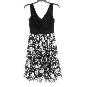♥️ White House Black Market Sleeveless VNeck Dress